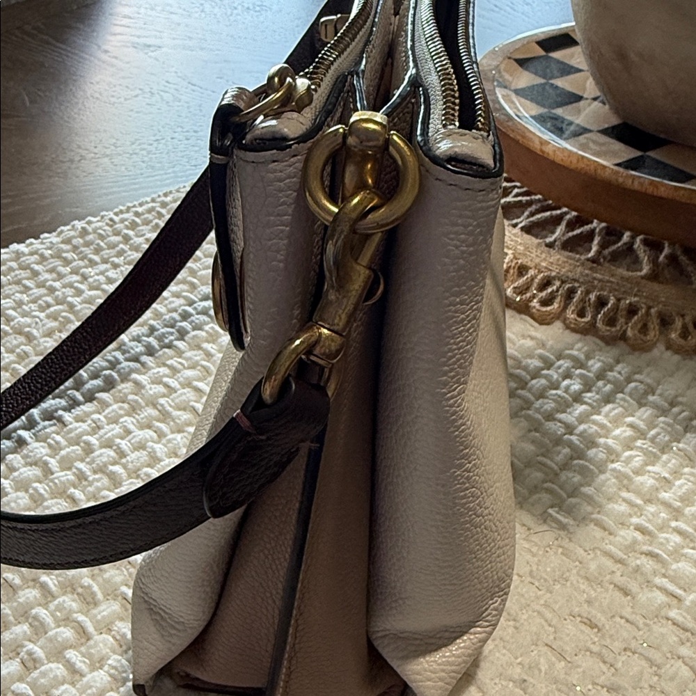 AUTHENTIC COACH CROSSBODY PURSE - Picture 2 of 7
